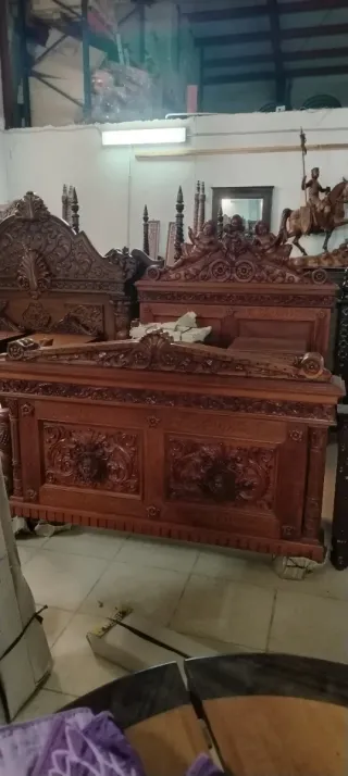 Dormitorio madera tallada ángeles