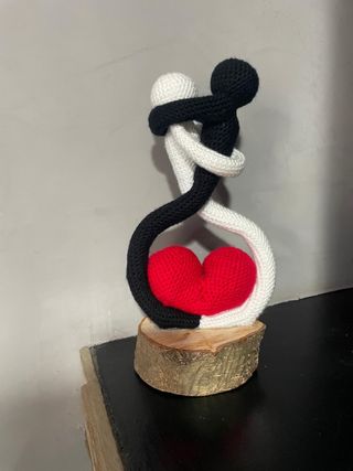 Coppia Amigurumi Abbracciata con Cuore Rosso
