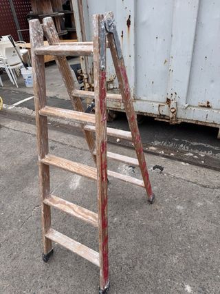 Escalera de madera reparada