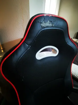 Silla gaming negra con detalles rojos