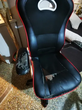 Silla gaming negra con detalles rojos