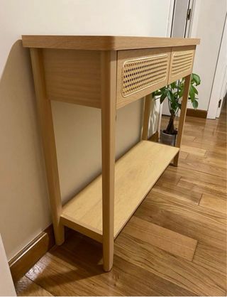 Mesa consola de madera y ratán