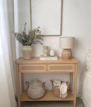 Mesa consola de madera y ratán