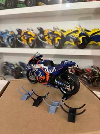 10x Custom Stands 1:18 - Maisto, and Altaya