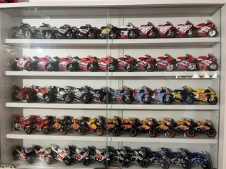 10x Custom Stands 1:18 - Maisto, and Altaya