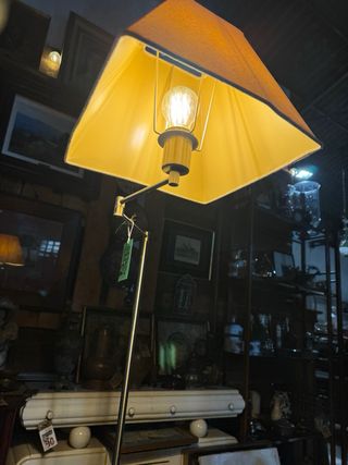 Lámpara de pie naranja y plateada