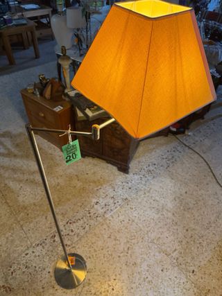 Lámpara de pie naranja y plateada
