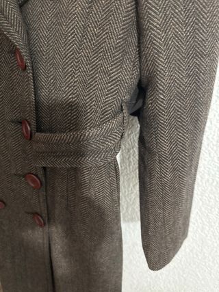 Abrigo marrón de doble botonadura