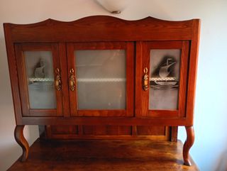 Credenza con vetrina in legno e vetro
