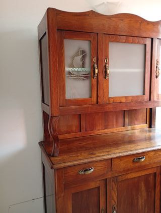 Credenza con vetrina in legno e vetro