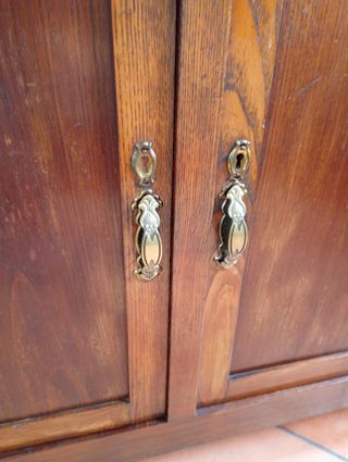 Credenza con vetrina in legno e vetro