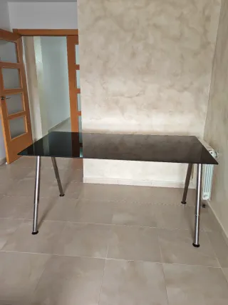 Tavolo in Cristallo Nero con Gambe in Acciaio Inox