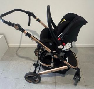 Silla de paseo 3 en 1 negra y dorada