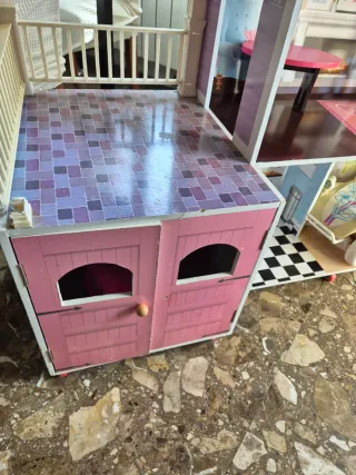 Casita de muñecas con algunos accesorios