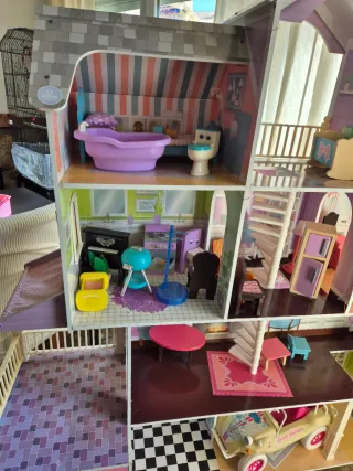 Casita de muñecas con algunos accesorios