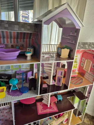 Casita de muñecas con algunos accesorios