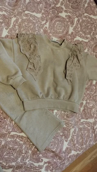 Chándal Primark beige con volantes de 3 a 4 años