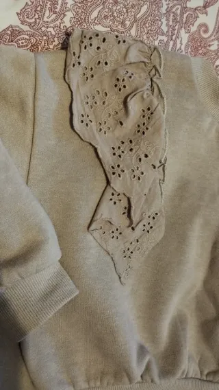 Chándal Primark beige con volantes de 3 a 4 años