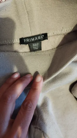 Chándal Primark beige con volantes de 3 a 4 años