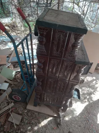 Estufa de leña cerámica y metal,  recogida en  per