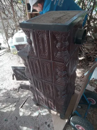 Estufa de leña cerámica y metal,  recogida en  per