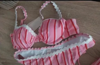 Bikini a rayas rosa y rojo