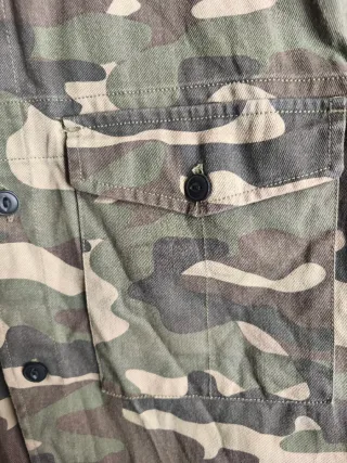 Camisa camuflaje con gorro