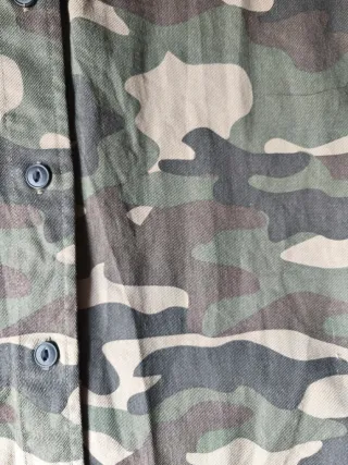 Camisa camuflaje con gorro