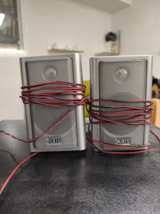 Mueble y minicadena Sony con altavoces