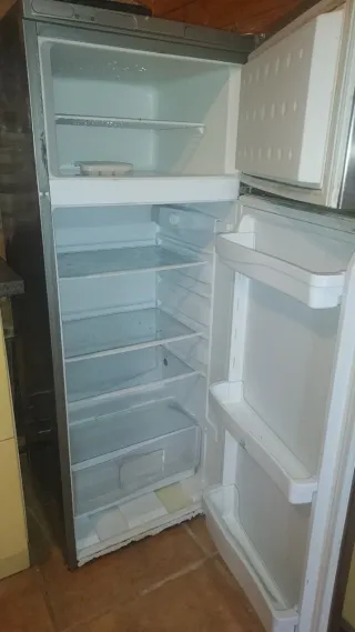 Nevera Indesit plateada