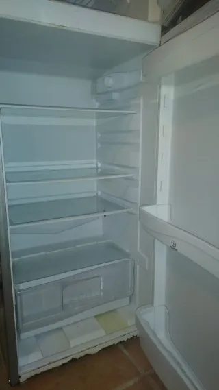 Nevera Indesit plateada