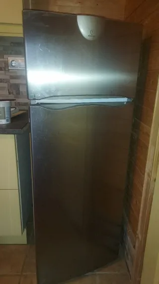 Nevera Indesit plateada
