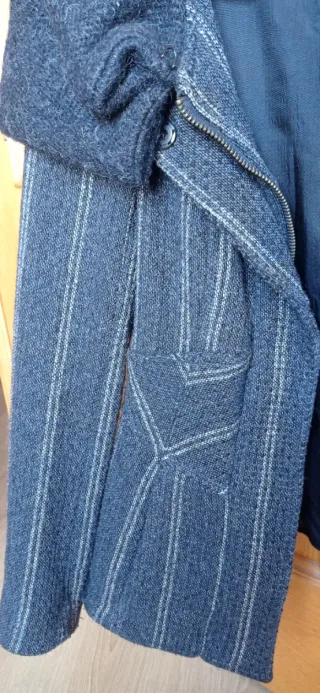 Chaqueta gris y negra con rayas