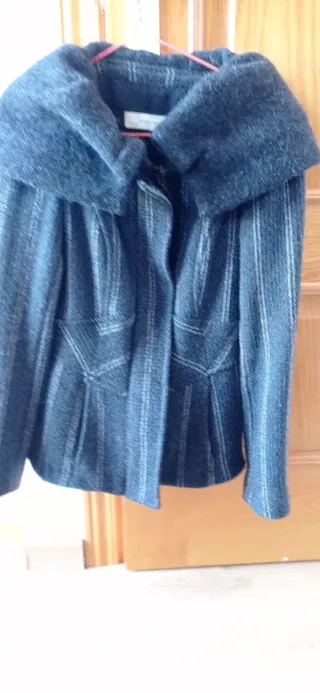 Chaqueta gris y negra con rayas
