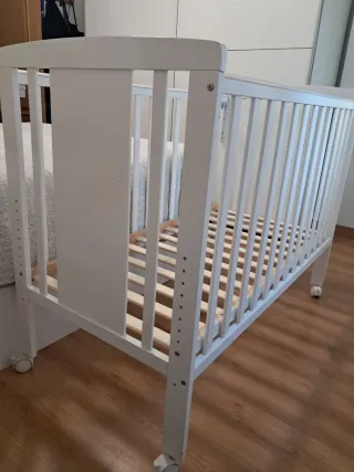 Cuna blanca con colchón de marca Ecus Osxi.