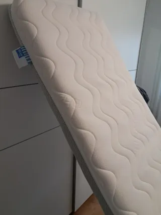 Cuna blanca con colchón de marca Ecus Osxi.