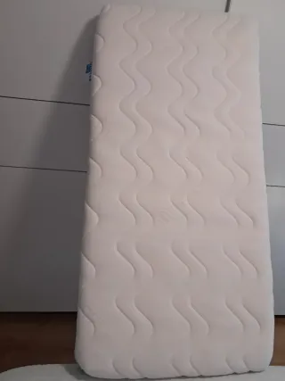 Cuna blanca con colchón de marca Ecus Osxi.