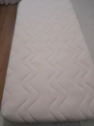 Cuna blanca con colchón de marca Ecus Osxi.