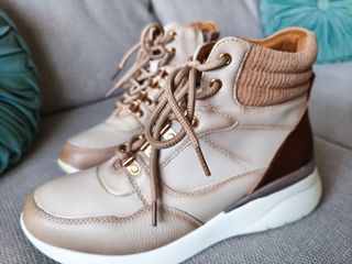 Botas de mujer beige y marrón