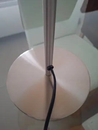 Lámpara de mesa beige y plateada