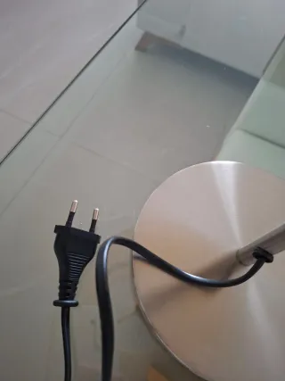 Lámpara de mesa beige y plateada