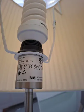 Lámpara de mesa beige y plateada