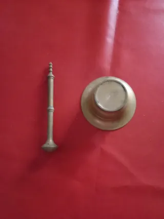 Mortero y mano de bronce