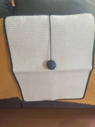 Tiragraffi per divano con palla da gioco per gatti