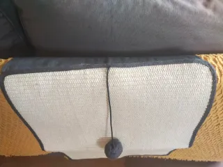 Tiragraffi per divano con palla da gioco per gatti