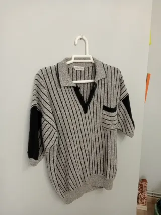 Polo gris jaspeado rayas negras bolsillo