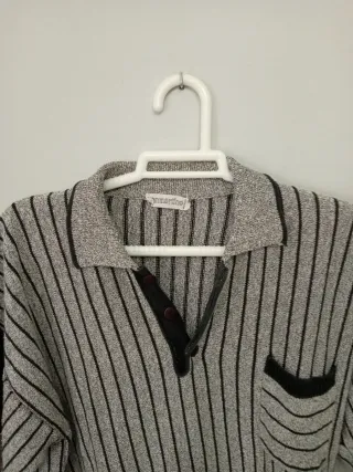 Polo gris jaspeado rayas negras bolsillo