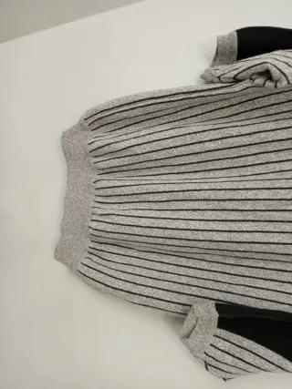 Polo gris jaspeado rayas negras bolsillo