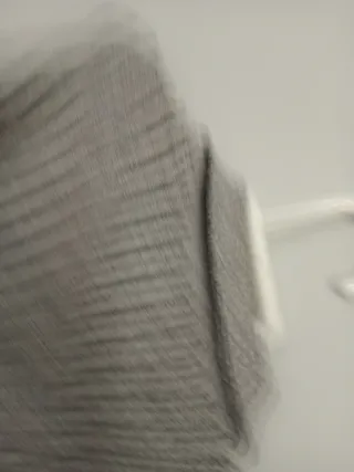 Polo gris jaspeado rayas negras bolsillo