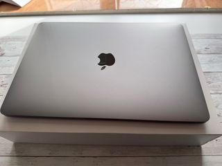 MacBook Pro 13,3 2022 Plata con Caja